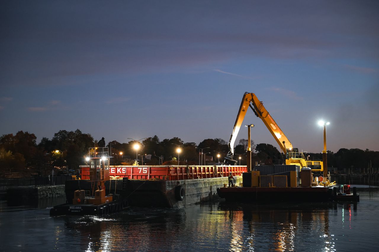 Hydraulic fluid for marine equipment