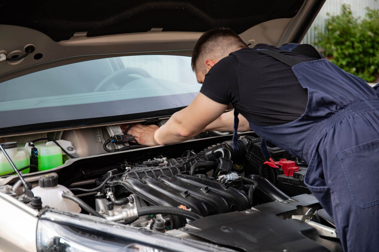 Automotive engine maintenance with gasoline engine oil