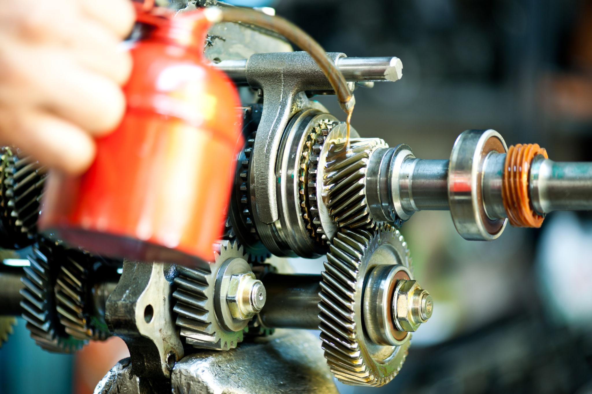 Automotive gear oil for transmissions and differentials